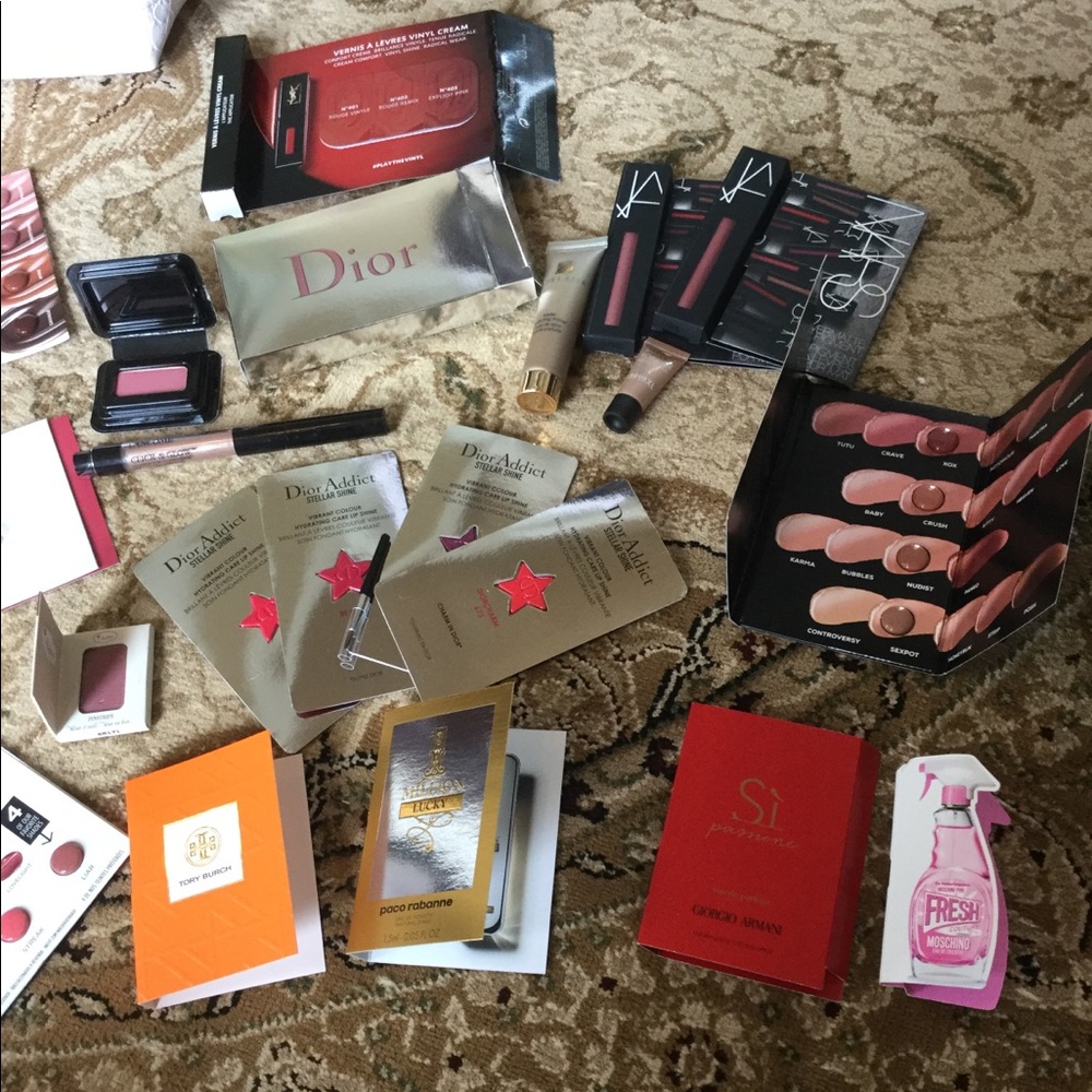 High end cosmetic sampler set. Over 30 pieces!